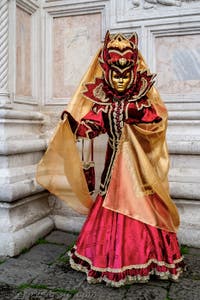 La sfilata dei costumi del Carnevale di Venezia 2026 davanti alla chiesa di San Zaccaria.