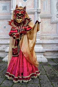 La sfilata dei costumi del Carnevale di Venezia 2026 davanti alla chiesa di San Zaccaria.