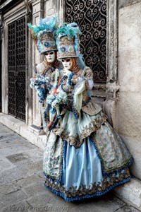 La sfilata dei costumi del Carnevale di Venezia 2026 davanti alla chiesa di San Zaccaria.