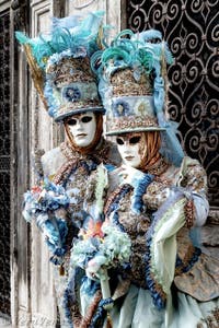 La sfilata dei costumi del Carnevale di Venezia 2026 davanti alla chiesa di San Zaccaria.