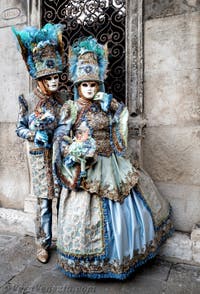 La sfilata dei costumi del Carnevale di Venezia 2026 davanti alla chiesa di San Zaccaria.