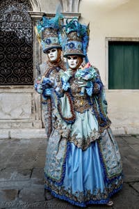 La sfilata dei costumi del Carnevale di Venezia 2026 davanti alla chiesa di San Zaccaria.