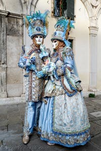 La sfilata dei costumi del Carnevale di Venezia 2026 davanti alla chiesa di San Zaccaria.