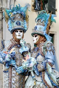 La sfilata dei costumi del Carnevale di Venezia 2026 davanti alla chiesa di San Zaccaria.