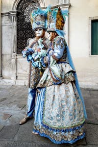 La sfilata dei costumi del Carnevale di Venezia 2026 davanti alla chiesa di San Zaccaria.