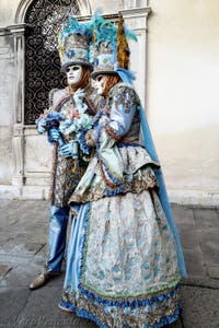 La sfilata dei costumi del Carnevale di Venezia 2026 davanti alla chiesa di San Zaccaria.