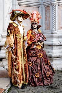 La sfilata dei costumi del Carnevale di Venezia 2026 davanti alla chiesa di San Zaccaria.