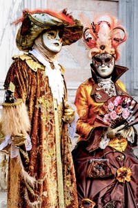 La sfilata dei costumi del Carnevale di Venezia 2026 davanti alla chiesa di San Zaccaria.