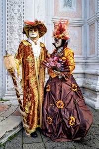 La sfilata dei costumi del Carnevale di Venezia 2026 davanti alla chiesa di San Zaccaria.