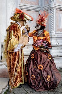 La sfilata dei costumi del Carnevale di Venezia 2026 davanti alla chiesa di San Zaccaria.