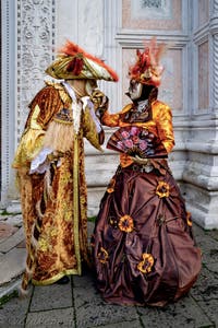 La sfilata dei costumi del Carnevale di Venezia 2026 davanti alla chiesa di San Zaccaria.