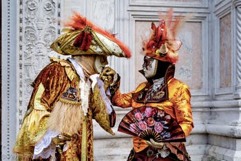 La sfilata dei costumi del Carnevale di Venezia 2026 davanti alla chiesa di San Zaccaria.
