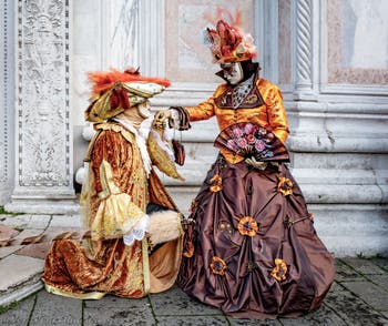 La sfilata dei costumi del Carnevale di Venezia 2026 davanti alla chiesa di San Zaccaria.