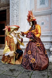 La sfilata dei costumi del Carnevale di Venezia 2026 davanti alla chiesa di San Zaccaria.