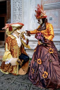 La sfilata dei costumi del Carnevale di Venezia 2026 davanti alla chiesa di San Zaccaria.