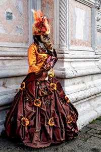 La sfilata dei costumi del Carnevale di Venezia 2026 davanti alla chiesa di San Zaccaria.