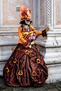 La sfilata dei costumi del Carnevale di Venezia 2026 davanti alla chiesa di San Zaccaria.