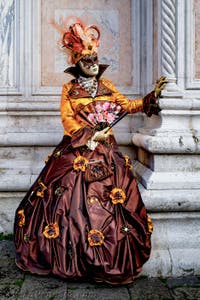 La sfilata dei costumi del Carnevale di Venezia 2026 davanti alla chiesa di San Zaccaria.