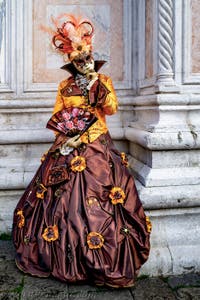 La sfilata dei costumi del Carnevale di Venezia 2026 davanti alla chiesa di San Zaccaria.