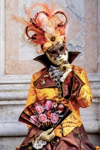 La sfilata dei costumi del Carnevale di Venezia 2026 davanti alla chiesa di San Zaccaria.