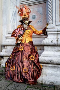La sfilata dei costumi del Carnevale di Venezia 2026 davanti alla chiesa di San Zaccaria.