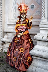 La sfilata dei costumi del Carnevale di Venezia 2026 davanti alla chiesa di San Zaccaria.