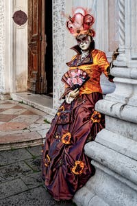 La sfilata dei costumi del Carnevale di Venezia 2026 davanti alla chiesa di San Zaccaria.