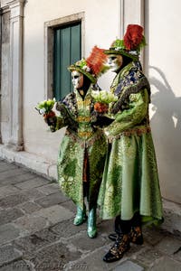 La sfilata dei costumi del Carnevale di Venezia 2026 davanti alla chiesa di San Zaccaria.