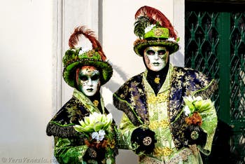 La sfilata dei costumi del Carnevale di Venezia 2026 davanti alla chiesa di San Zaccaria.