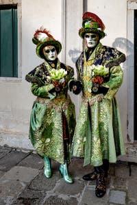 La sfilata dei costumi del Carnevale di Venezia 2026 davanti alla chiesa di San Zaccaria.