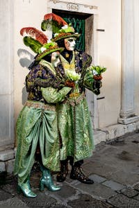 La sfilata dei costumi del Carnevale di Venezia 2026 davanti alla chiesa di San Zaccaria.