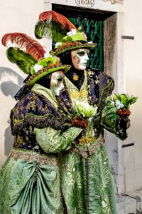 La sfilata dei costumi del Carnevale di Venezia 2026 davanti alla chiesa di San Zaccaria.