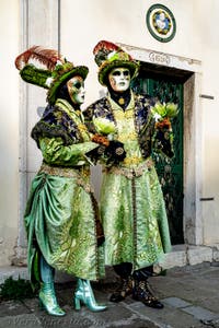 La sfilata dei costumi del Carnevale di Venezia 2026 davanti alla chiesa di San Zaccaria.