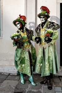 La sfilata dei costumi del Carnevale di Venezia 2026 davanti alla chiesa di San Zaccaria.