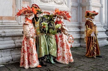 La sfilata dei costumi del Carnevale di Venezia 2026 davanti alla chiesa di San Zaccaria.