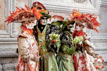 La sfilata dei costumi del Carnevale di Venezia 2026 davanti alla chiesa di San Zaccaria.