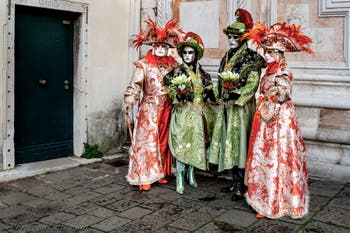 La sfilata dei costumi del Carnevale di Venezia 2026 davanti alla chiesa di San Zaccaria.
