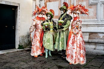 La sfilata dei costumi del Carnevale di Venezia 2026 davanti alla chiesa di San Zaccaria.