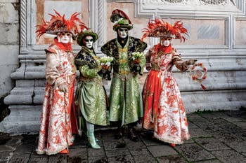 La sfilata dei costumi del Carnevale di Venezia 2026 davanti alla chiesa di San Zaccaria.