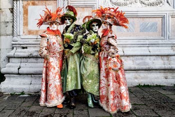 La sfilata dei costumi del Carnevale di Venezia 2026 davanti alla chiesa di San Zaccaria.