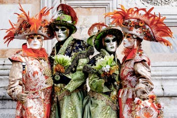 La sfilata dei costumi del Carnevale di Venezia 2026 davanti alla chiesa di San Zaccaria.