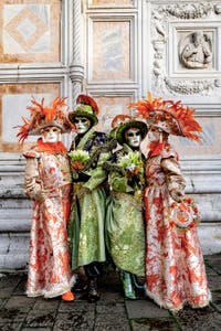 La sfilata dei costumi del Carnevale di Venezia 2026 davanti alla chiesa di San Zaccaria.
