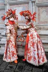 La sfilata dei costumi del Carnevale di Venezia 2026 davanti alla chiesa di San Zaccaria.