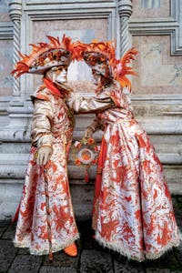 La sfilata dei costumi del Carnevale di Venezia 2026 davanti alla chiesa di San Zaccaria.