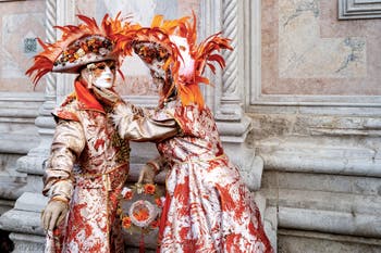 La sfilata dei costumi del Carnevale di Venezia 2026 davanti alla chiesa di San Zaccaria.