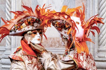 La sfilata dei costumi del Carnevale di Venezia 2026 davanti alla chiesa di San Zaccaria.