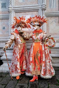La sfilata dei costumi del Carnevale di Venezia 2026 davanti alla chiesa di San Zaccaria.