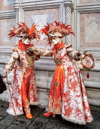 La sfilata dei costumi del Carnevale di Venezia 2026 davanti alla chiesa di San Zaccaria.