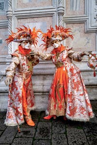La sfilata dei costumi del Carnevale di Venezia 2026 davanti alla chiesa di San Zaccaria.