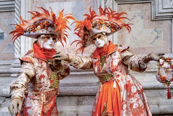 La sfilata dei costumi del Carnevale di Venezia 2026 davanti alla chiesa di San Zaccaria.